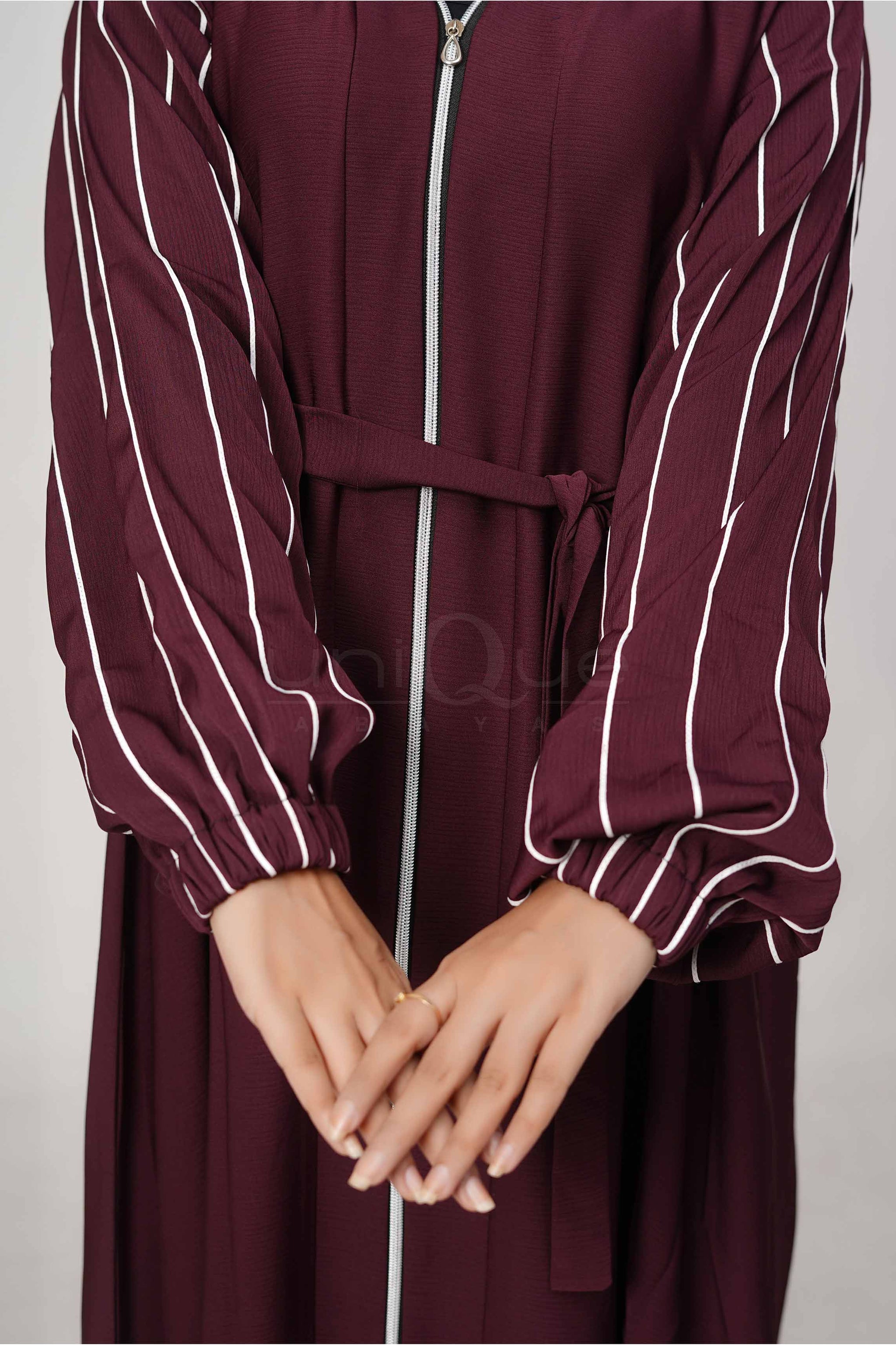 Full Zip Plum Abaya Uniquewallart Abaya For Women Front Side Close Up Detailed